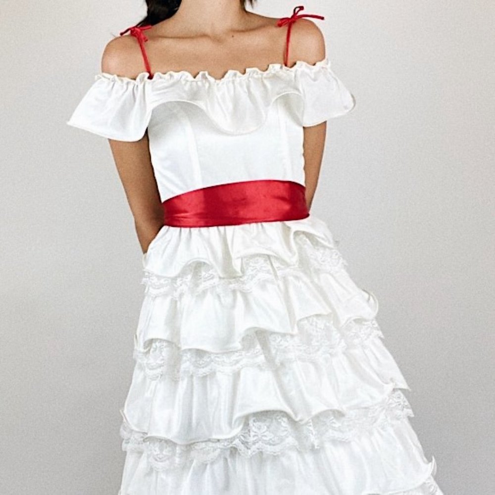 Gone With The Wind Scarlett O'Hara White Tiered Lace Ruffle Prayer Wedding Dress